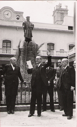 ante el monumento a Luis Vives